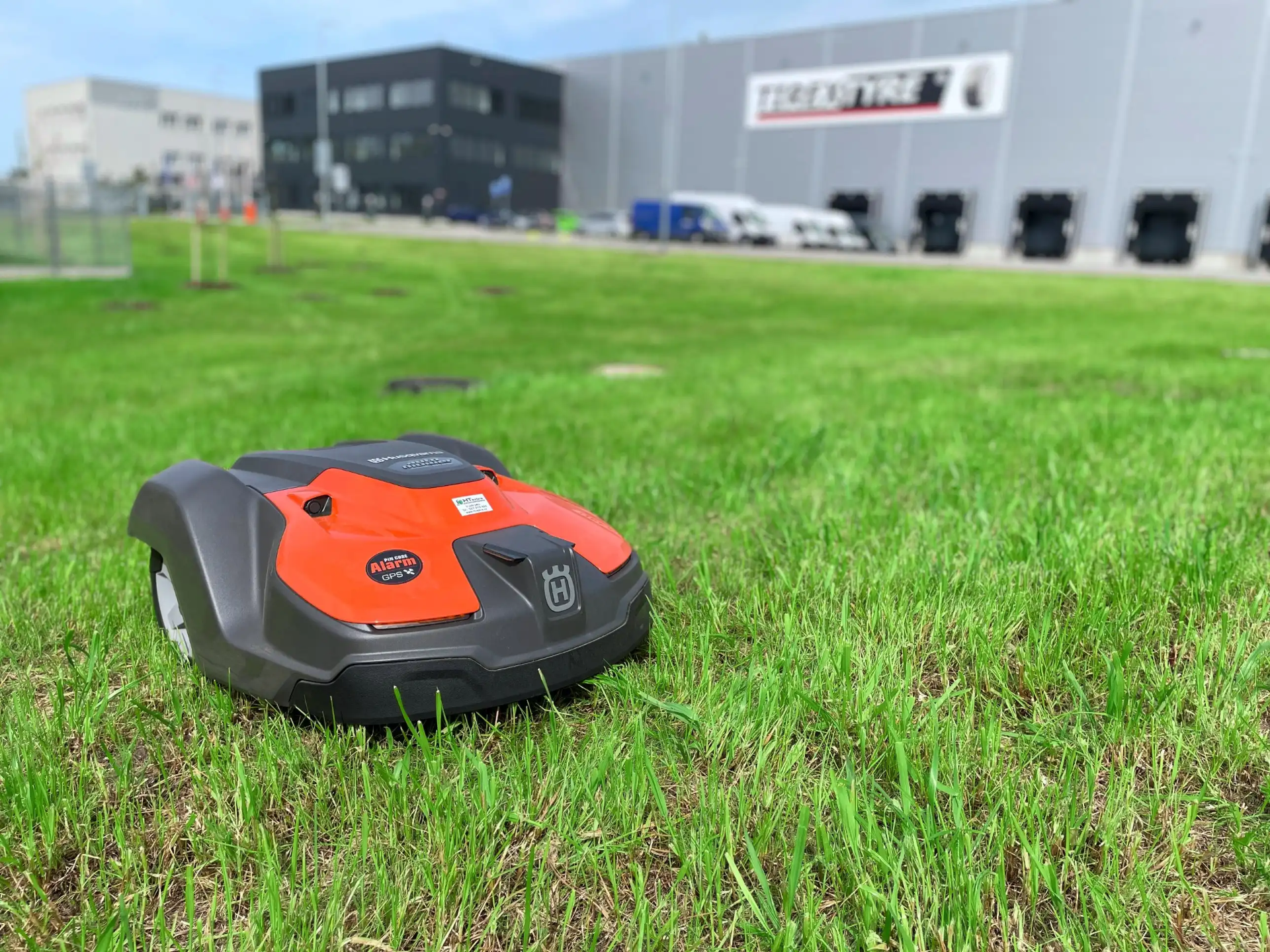 Husqvarna Automower 550 EPOS ve firemním areálu TirexTyre