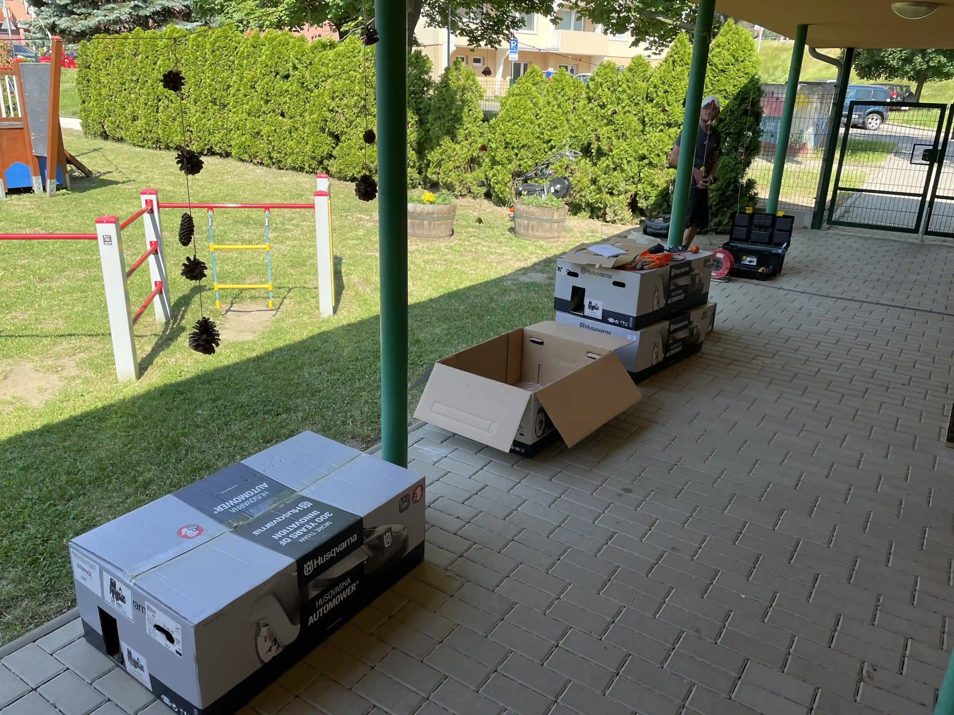 Montáž robotických sekaček v MŠ Holandská, Znojmo, v 6/2023.