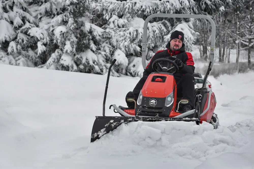 Zahradní traktor SECO se sněhovou radlicí při zimní údržbě